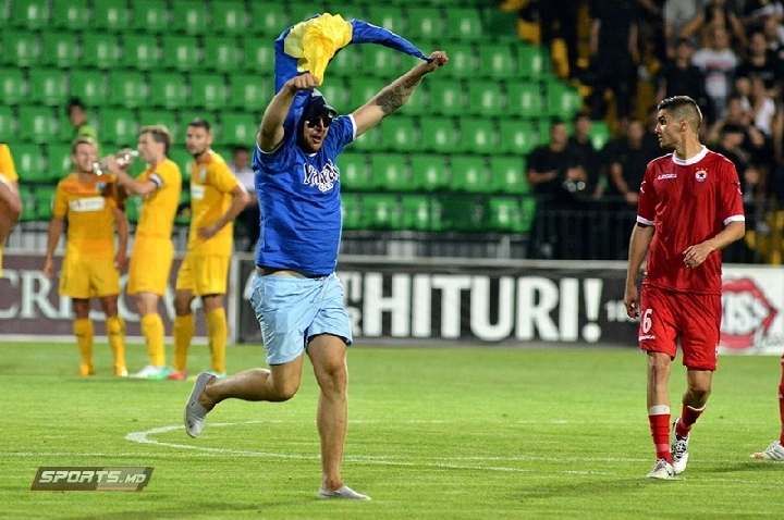 Футбольный матч был приостановлен из-за фана, выбежавшего на поле с флагом Украины (ВИДЕО) 