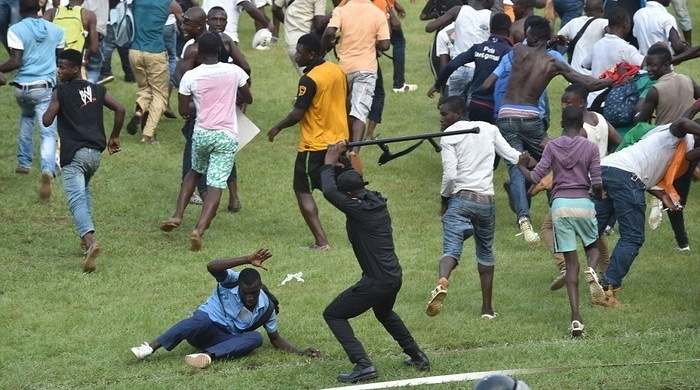 Африканский стиль: толпа болельщиков ивуарийской сборной выбежала на поле (ВИДЕО)