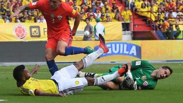 Браво и Видаль травмировались в матче за сборную Чили
