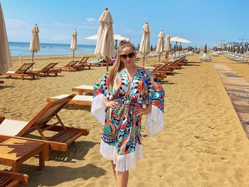 ФОТО. Моделька. Жена Малиновского наслаждается отдыхом на пляже