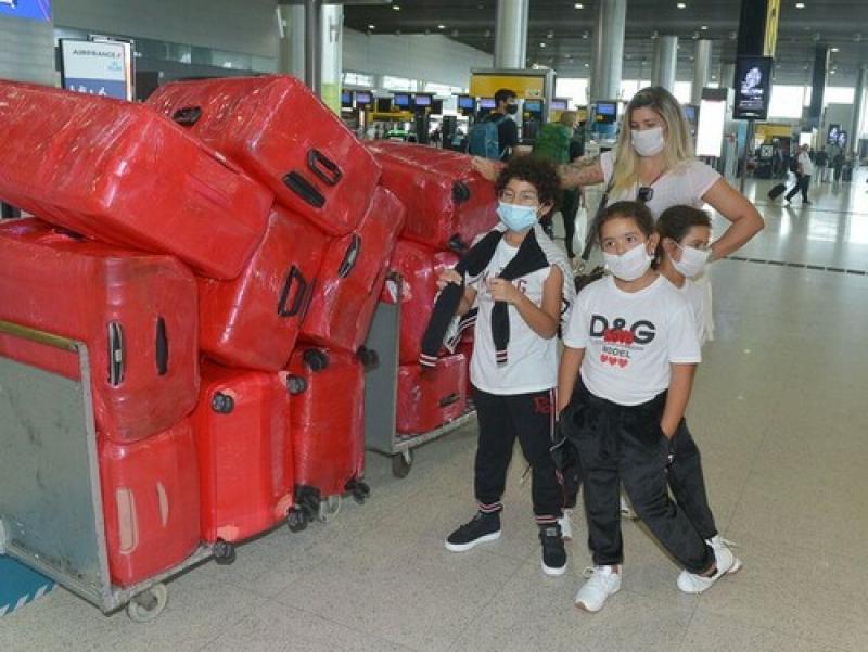 Жену хавбека Шахтера завернули назад в аэропорту с 17 чемоданами