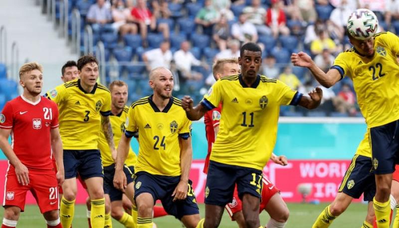 Швеция вырвала победу у Польши и вышла в плей-офф с первого места