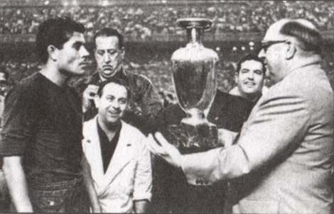 Капитан сборной Испании Оливелья получает Кубок Европы из первых рук президента УЕФА Густава Видеркера