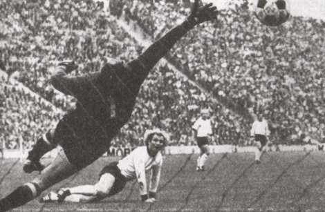 ФРГ - Испания. Хенесс (лежит на газоне) забивает первый гол в матче