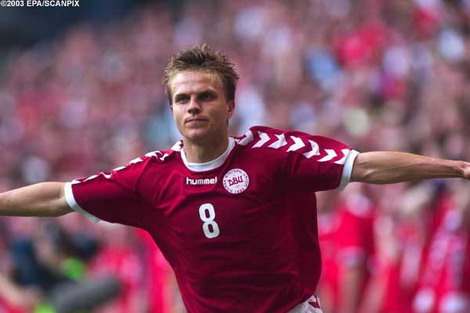 Нападающий сборной Дании Йеспер Гронкьяер только что забил победный гол в ворота норвежцев